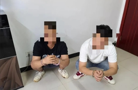 女子将40000元现金放在路边三轮车的纸箱里。当事人有恃无恐，还好有惊无险！