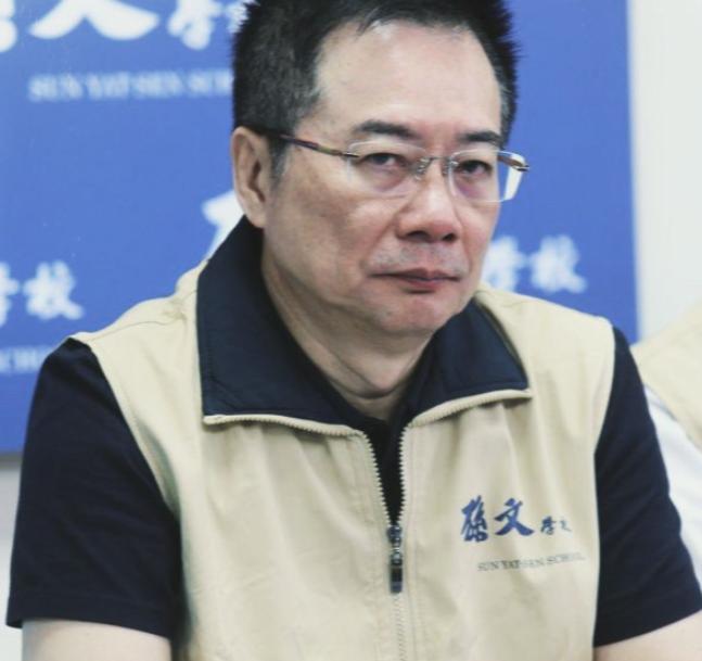 蔡正元真的值吗？好友邱毅探监蔡正元后透露，蔡正元入狱十几天后双鬓全白，情绪比