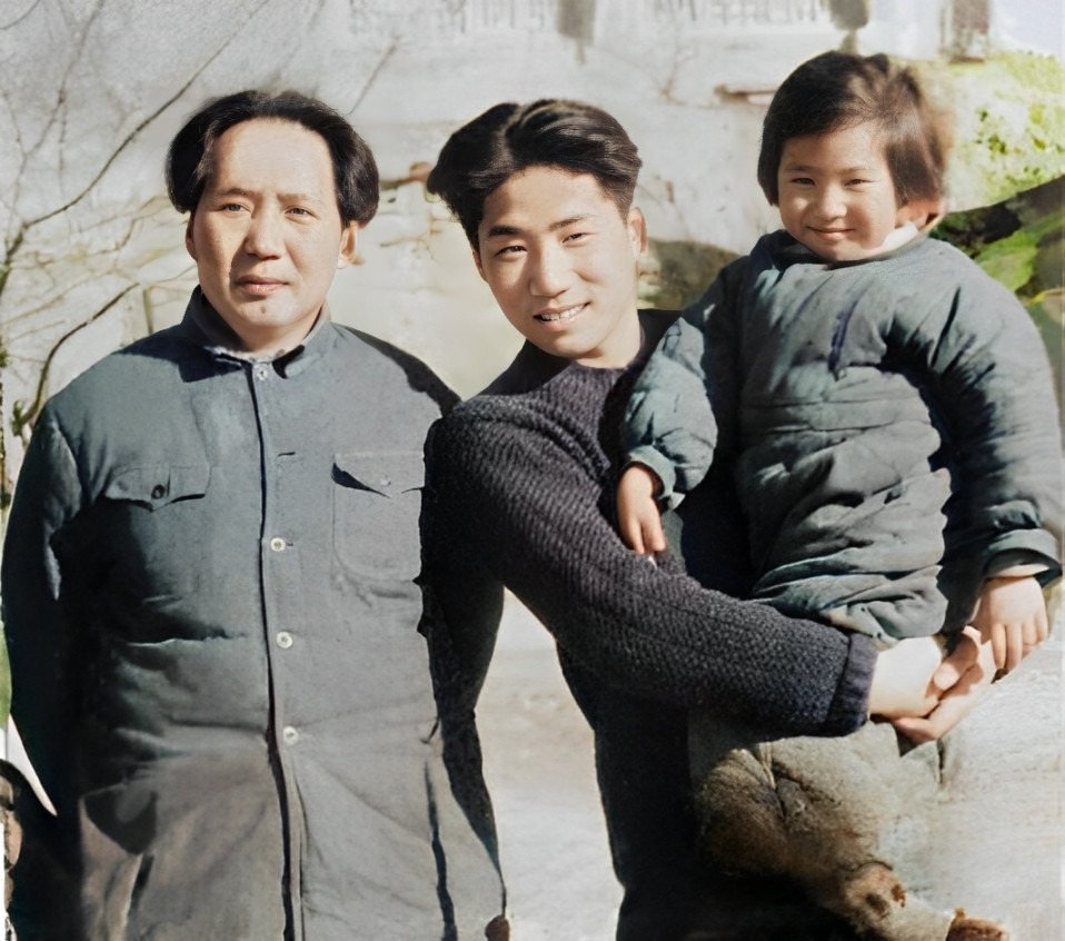 1946年，毛泽东和长子毛岸英、次女李讷在延安。