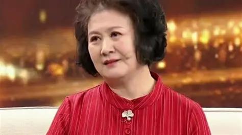 那个年代，真就是一个群魔乱舞的魔幻秀场。黄小娟这事儿，比剧本还敢编：堂堂大校军官