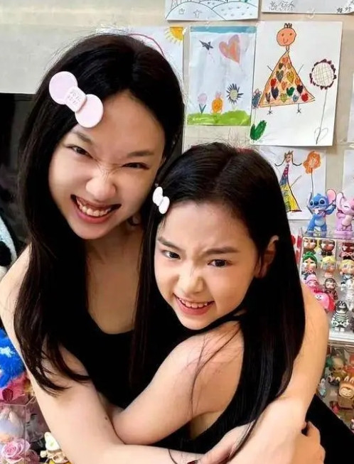 管乐晒小酒窝合照，比董璇更像母女，笑容神似如出一辙。