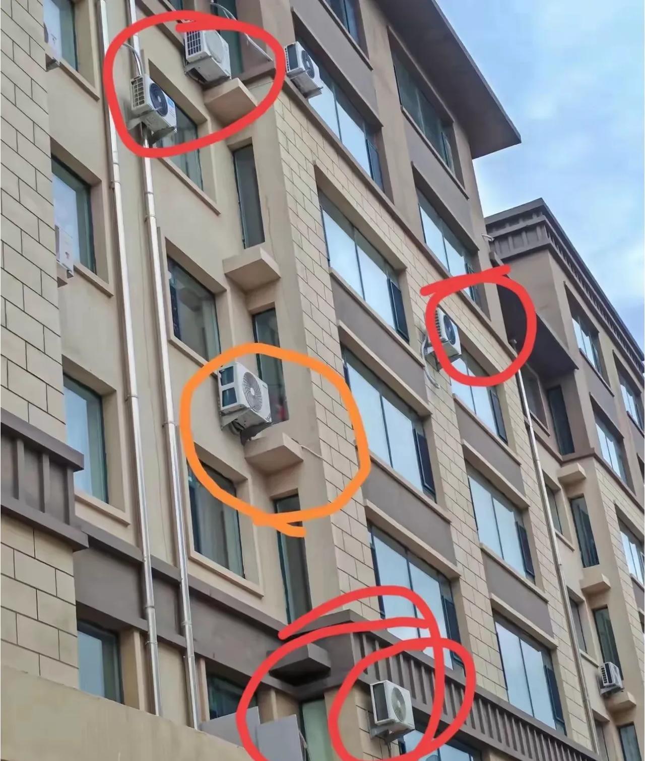 好奇怪，这楼房上明明设计有小水泥台，为什么空调外机不放上面，还要另外做架子挂呢？