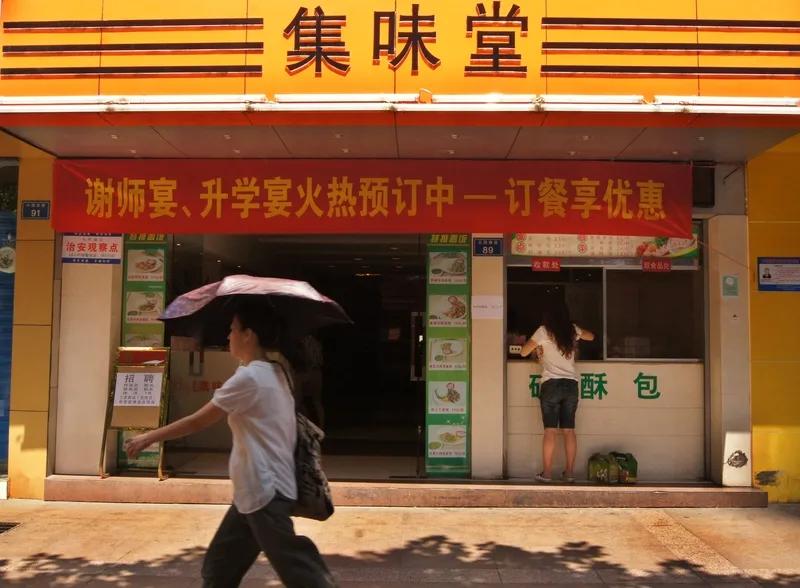 说到老师参加“谢师宴”的时候，有网友说，他就是一位高三的班主任老师，他连续教过好