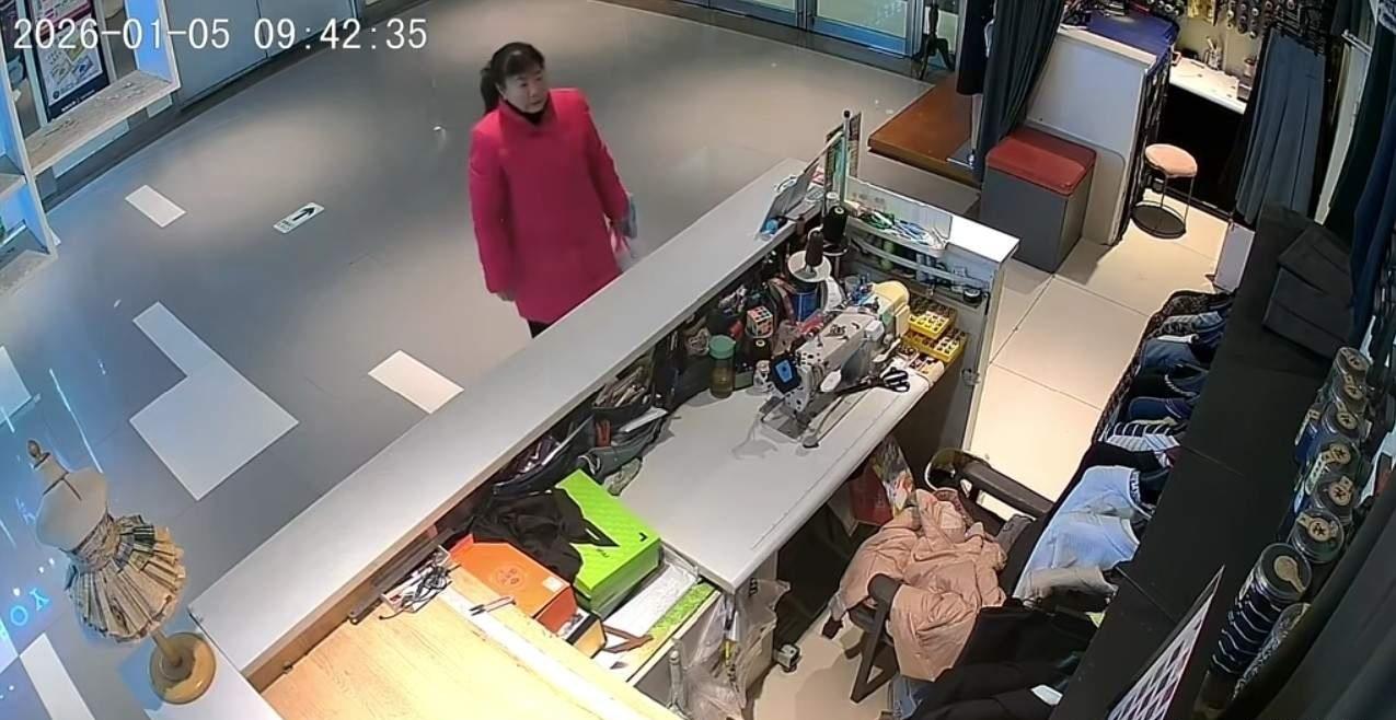 最近河南漯河这事儿可太让人开眼了——一位阿姨想找块碎布头，居然趁改衣店没人，直接