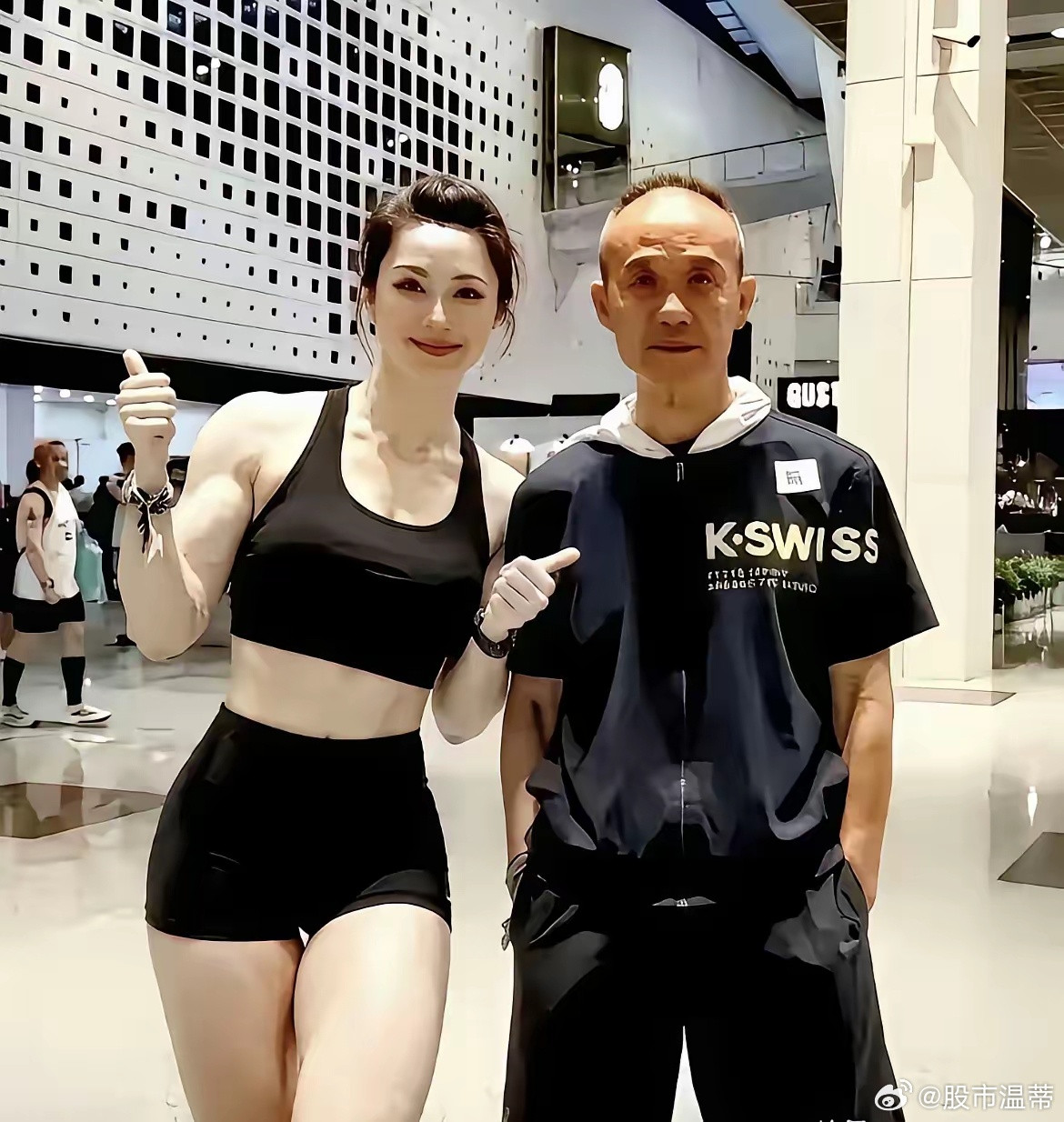 王石又换健身教练了，这田朴珺也太操心了！王石这瘦骨嶙峋的小身板子，不光自己锻炼，隔一段时间总要换个美