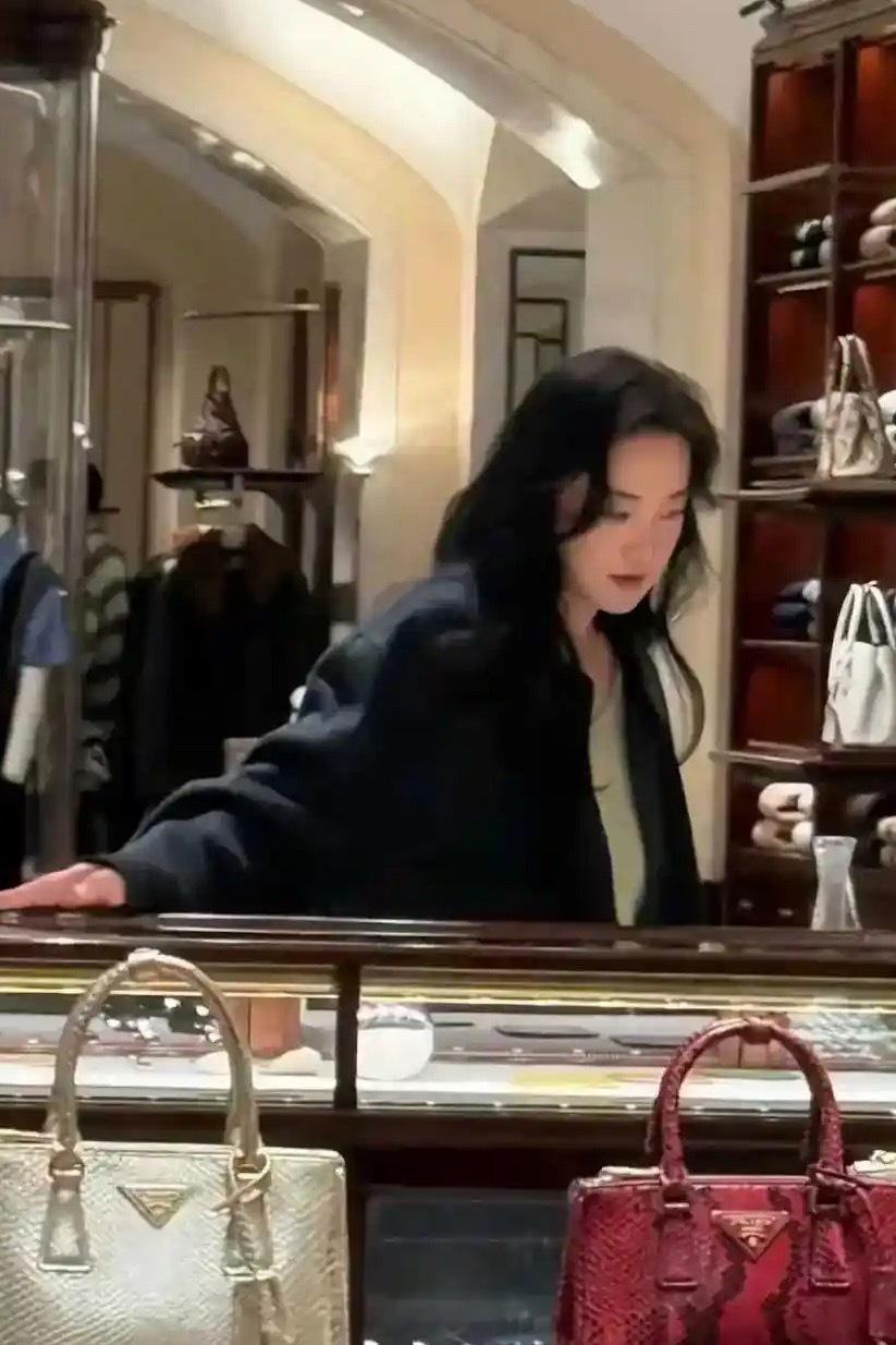 贾玲已经完全是另外一个人了，不再肥胖搞笑，而是高冷时尚。