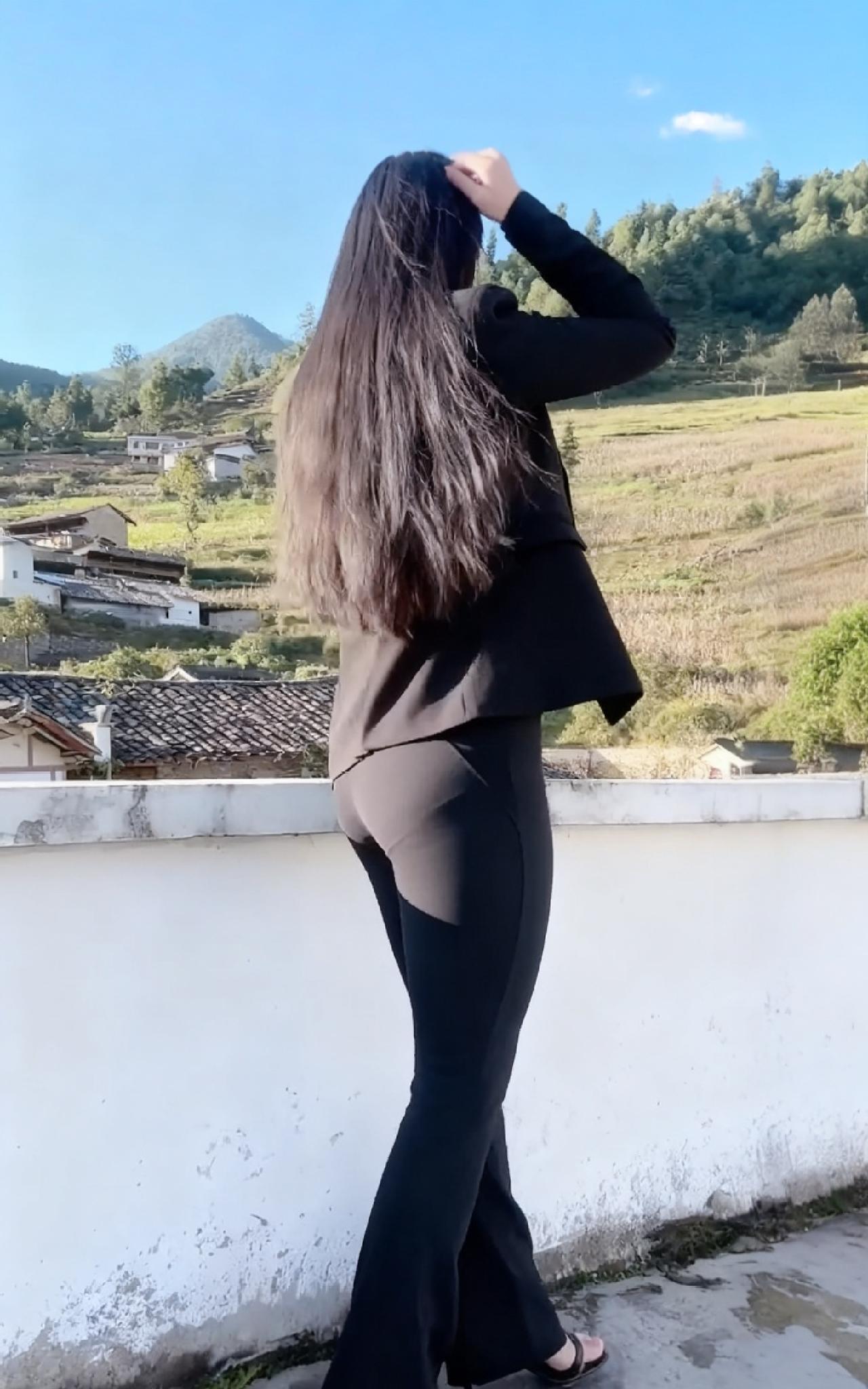 十一回来最主要的事情就是相亲。村里的年轻女性是稀有生物，基本没有什么年轻人，像