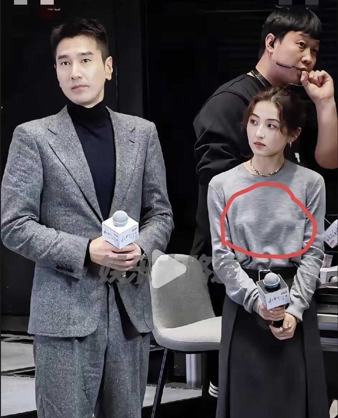 前两天，张子枫参加一个新剧发布会。穿了件浅灰色的毛衣，配个深灰长裙，看着挺舒服的