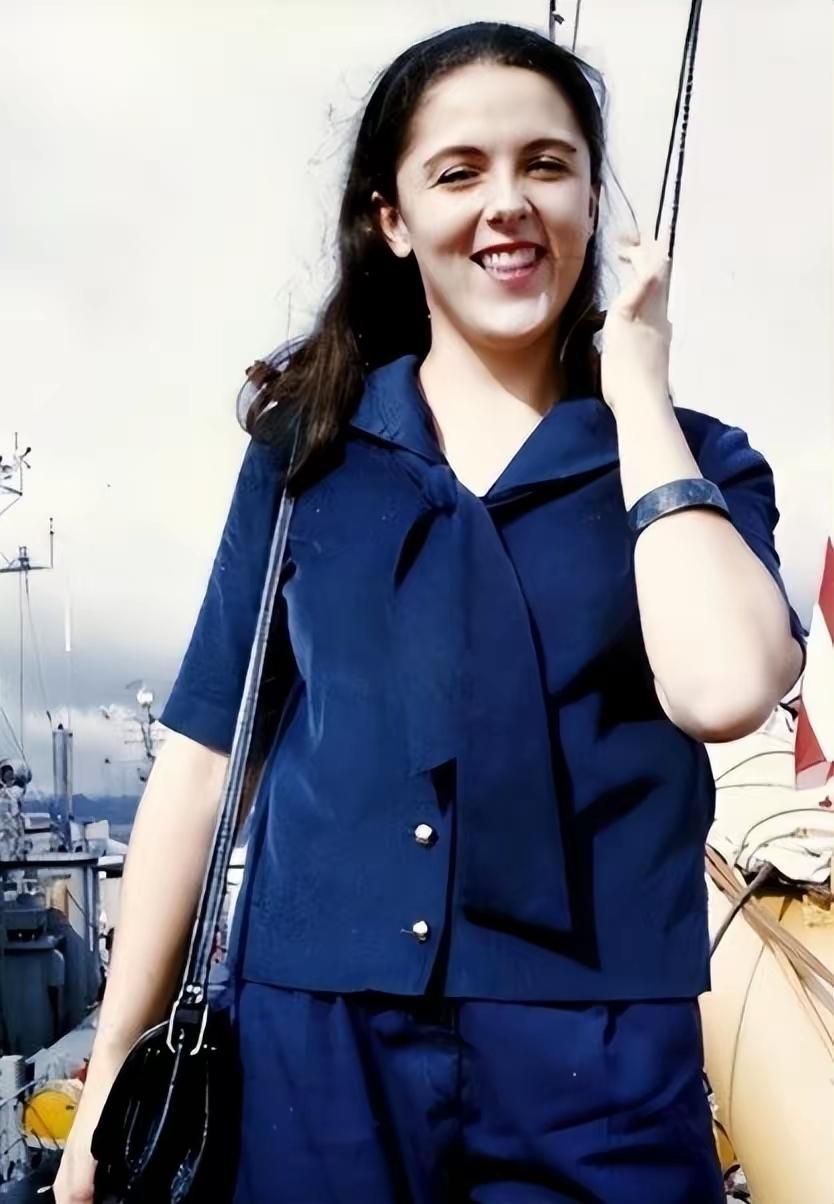 奥巴马和母亲合影，当年奥巴马那白人母亲一朵鲜花插在牛粪上，她那黑人丈夫还不珍惜她