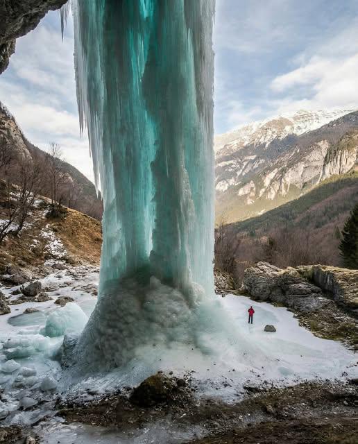 这是意大利阿尔卑斯山南蒂罗尔地区的一条冰冻瀑布，整条瀑布从悬崖上一直冻到地面，形