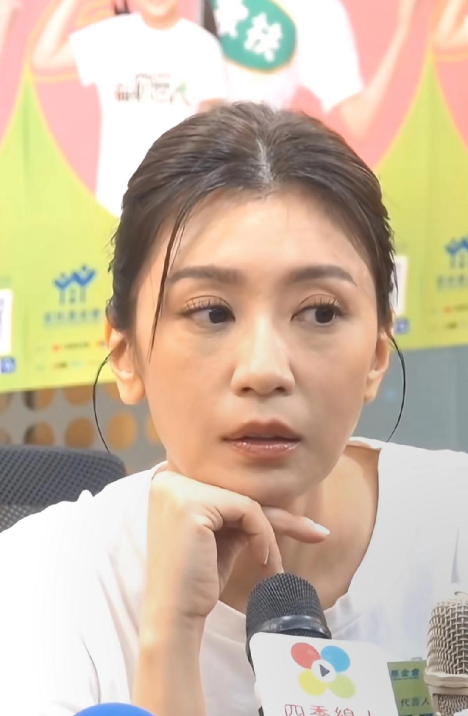 50岁贾静雯专访活动路透，无美颜无滤镜，这状态挺好了，比普通人年轻10+，普通人