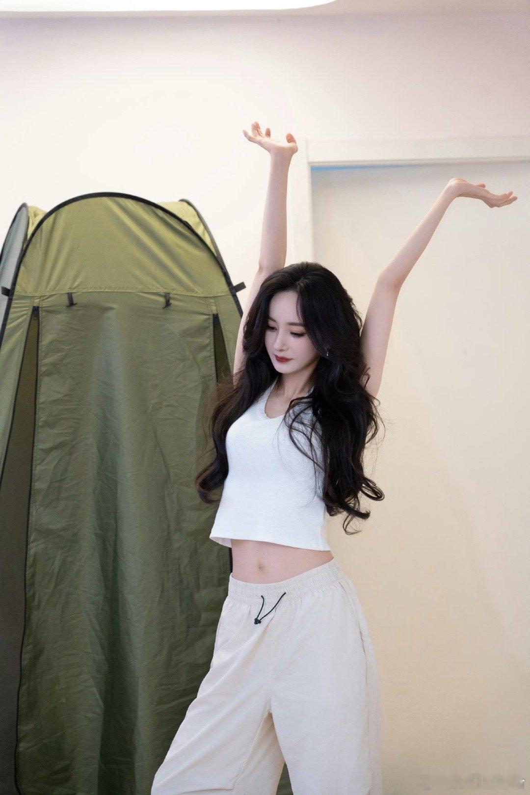 看视频以为是暴风吸入的干饭现场，结果是“战术性进食”满桌美食面前只浅尝一个寿司一