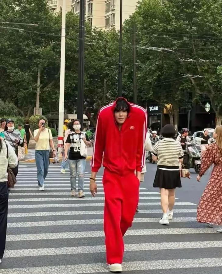 郭碧婷，快来管管你老公！向佐这行为艺术有点疯狂，也太吓人了吧……就像是两个膀