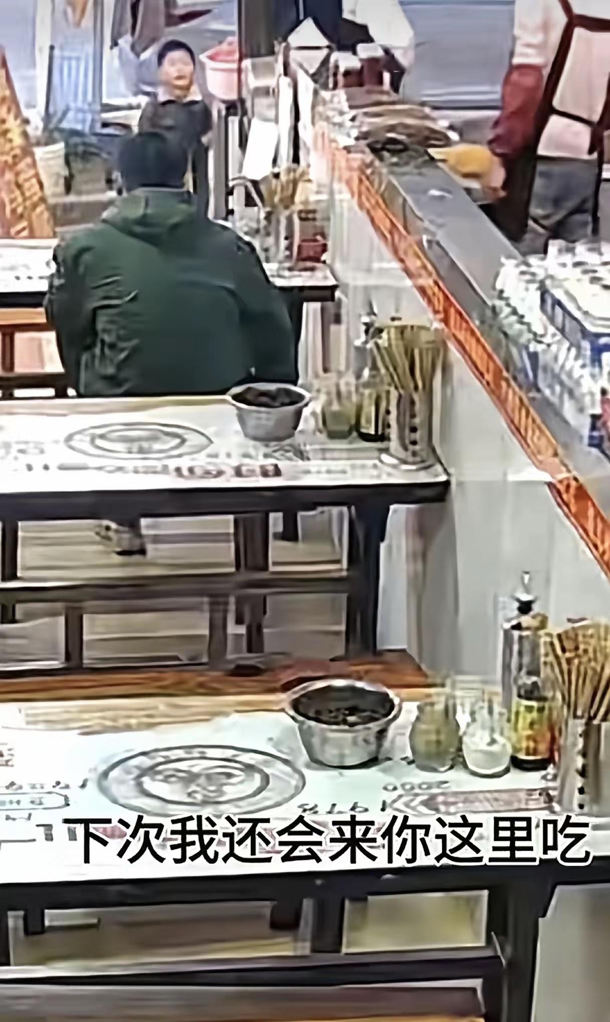 男孩一句话火上人民日报了！男孩和妈妈去店里吃牛肉粉，孩子端起碗连汤都喝个精光，临