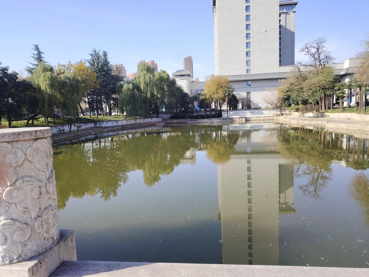 陈校长要求教师采用串讲法授课，这是传统教学模式，我就不多赘述了。胡校长要求教师