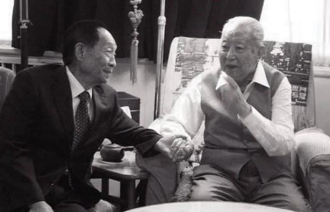 2006年，袁隆平在北京出差时，得知华国锋身体不好，于是专门抽出时间去探望，当时