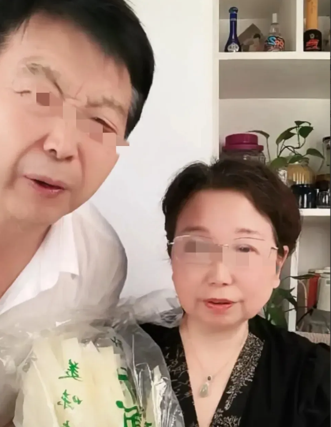大娘真是让人无语啊，变脸比翻书还快呀，你们要知道呀前些天呀，他还说善良母亲太过于