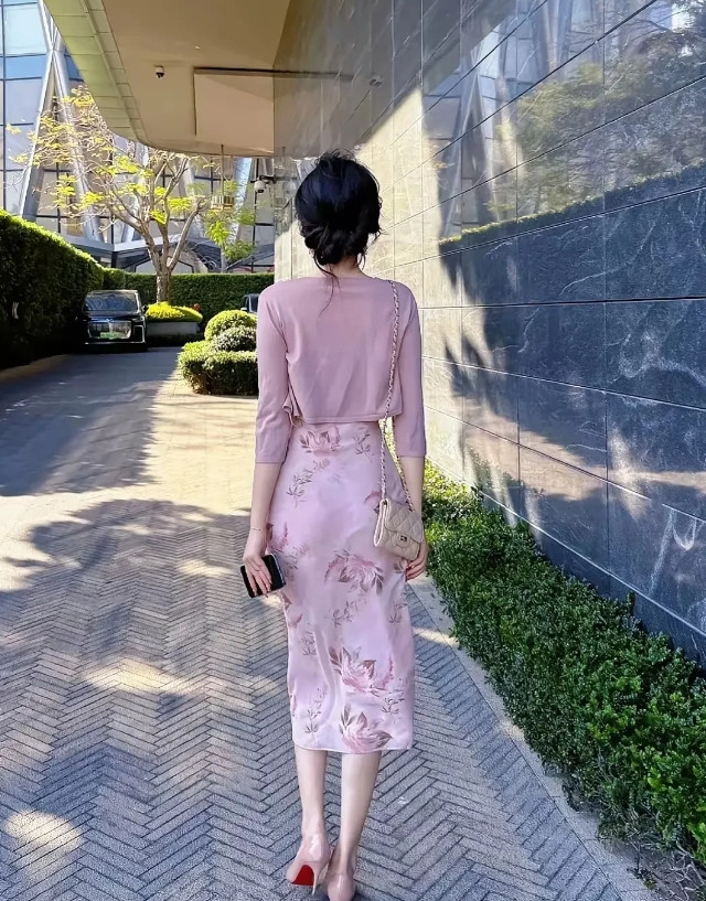 冯唐说：“女人要多给自己添置新衣服。”因为衣服是有能量的。衣服的能量，每穿几