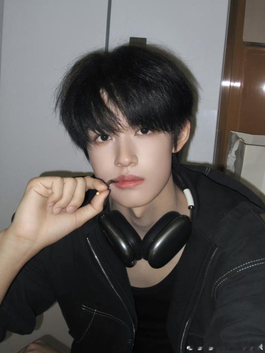 张极绷带造型富有且大方当别人还在追潮流，他已经在玩风格，这一身绷带造型直接把“