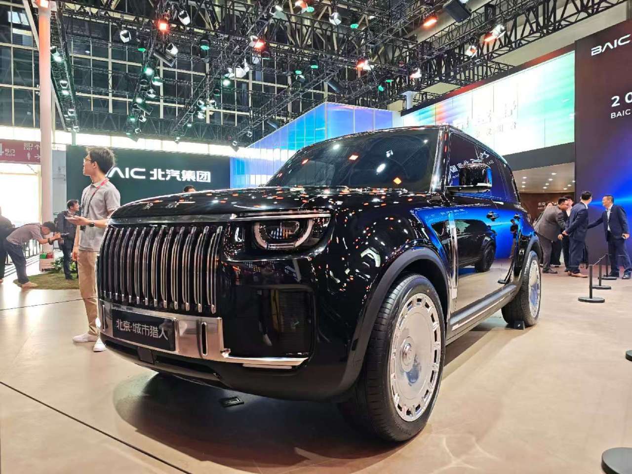 军工越野再出新车型，刚刚在北京车展北汽越野展台看到了全新战术方盒子BJ81，以及