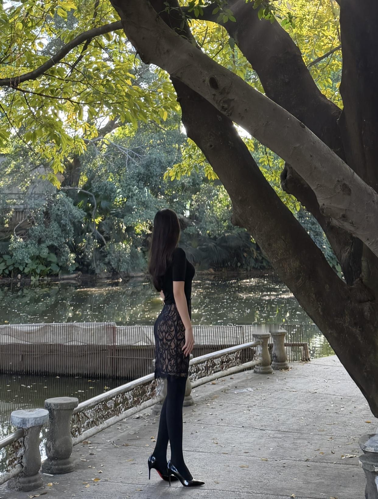 秋日漫步，绿意盎然，优雅黑裙，漫步林间。秋色漫步