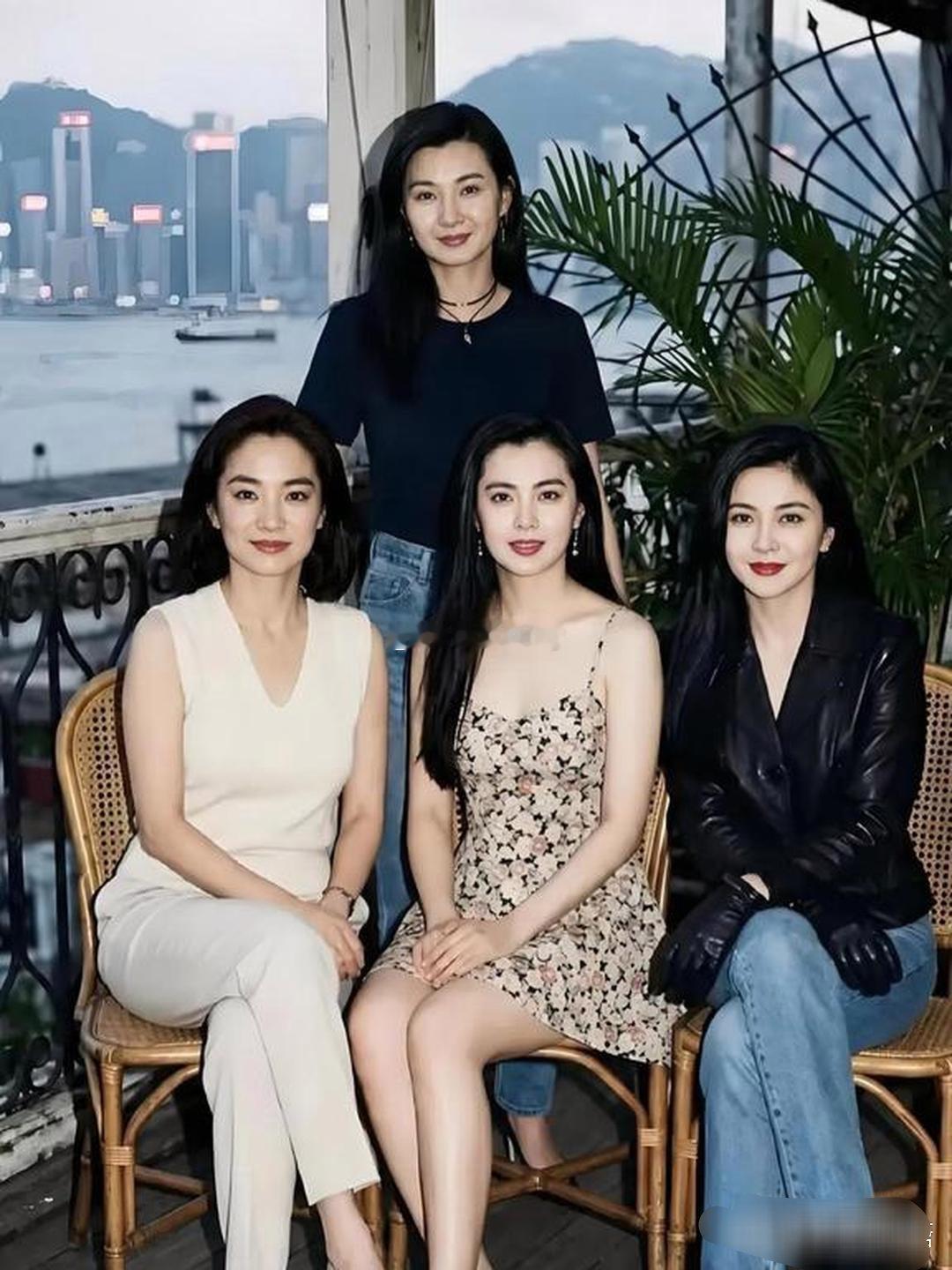 这张四人合影堪称影迷梦寐以求的神仙名场面！站立的张曼玉，一身简约黑T搭配牛仔裤，