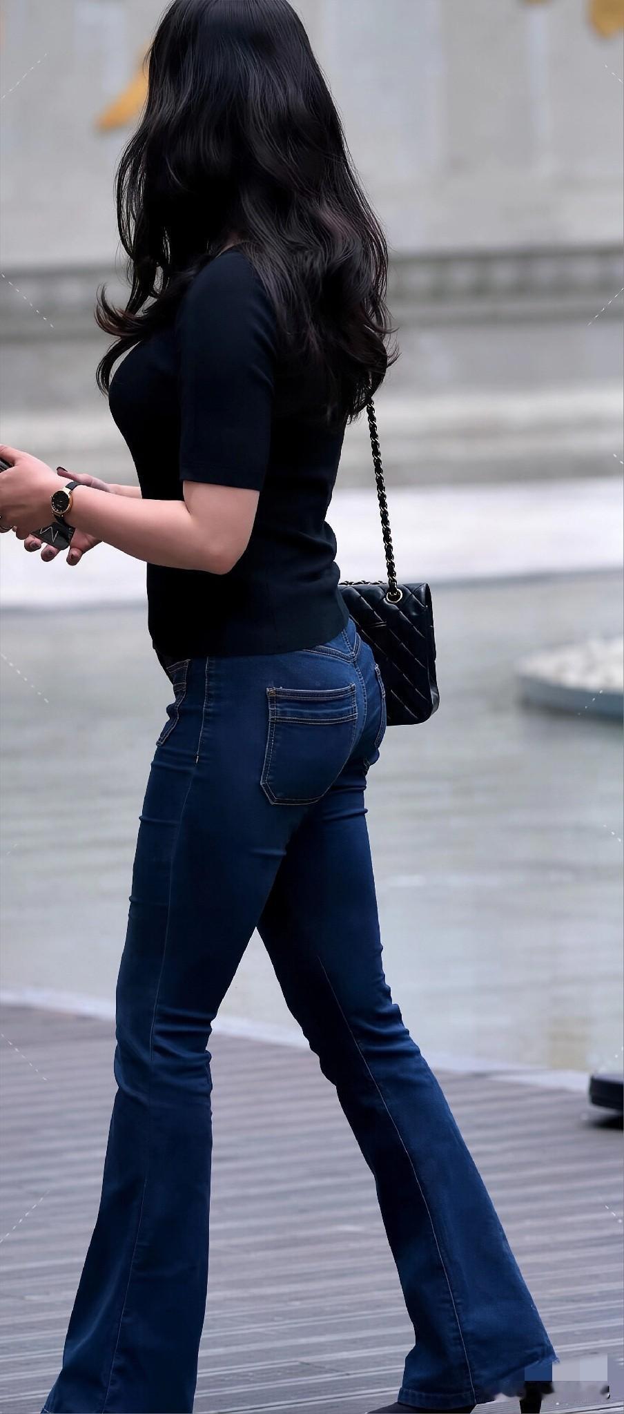 黑针织衫+微喇裤，微胖梨形穿很舒服30岁以后穿衣服，第一要舒适，第二要适应