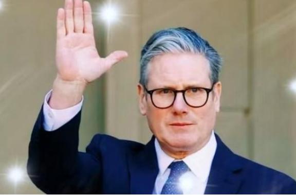 英国首相斯塔默终于当着全世界的面，把那句心里话给说出来了。他说，中国，是世界三大