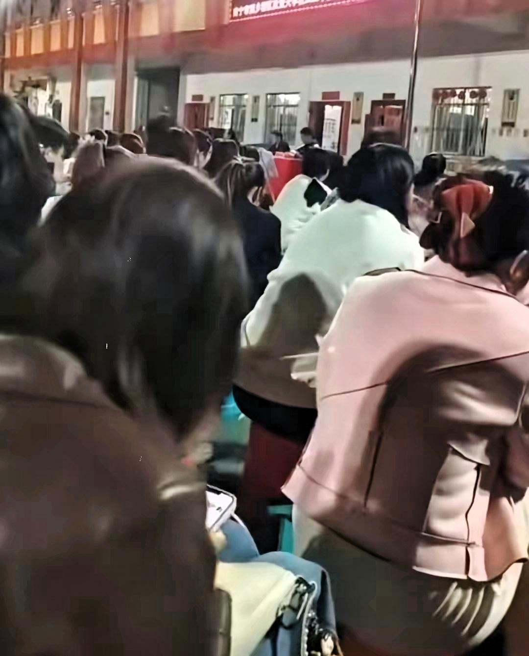 3月6日，广西南宁一校长在家长会脱稿演讲收尾，脱口而出“呦西”，视频迅速引爆全网