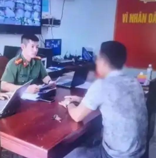 越南22岁男子与14岁女孩网恋，因发生性关系被警方刑拘越南年轻男孩阿乐，今