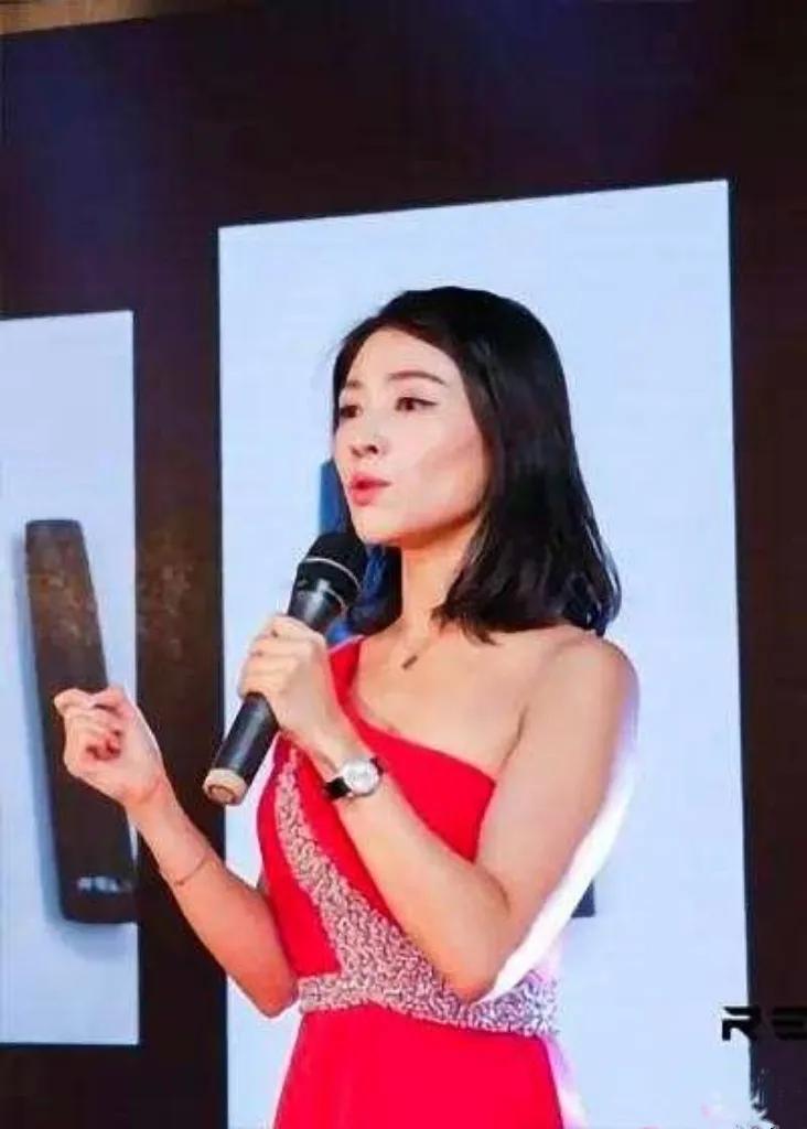 中国最美女首富，创业三年身价达到1600亿，但最终也是昙花一现汪莹，曾是职场