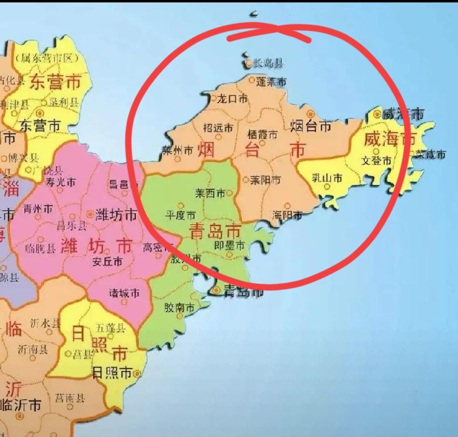 烟台地理位置独特，位于胶东半岛，南北皆通向大海，与青岛，潍坊，威海接壤，这里以丘