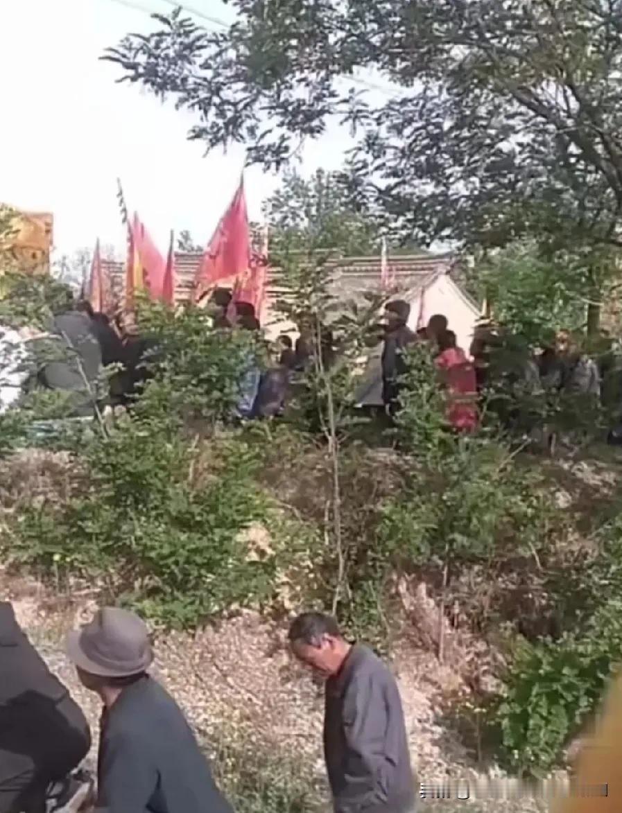 甘肃终于下雨了。百姓的祈福求雨，虽然有些迷信，但还是感动了上天。今天，甘