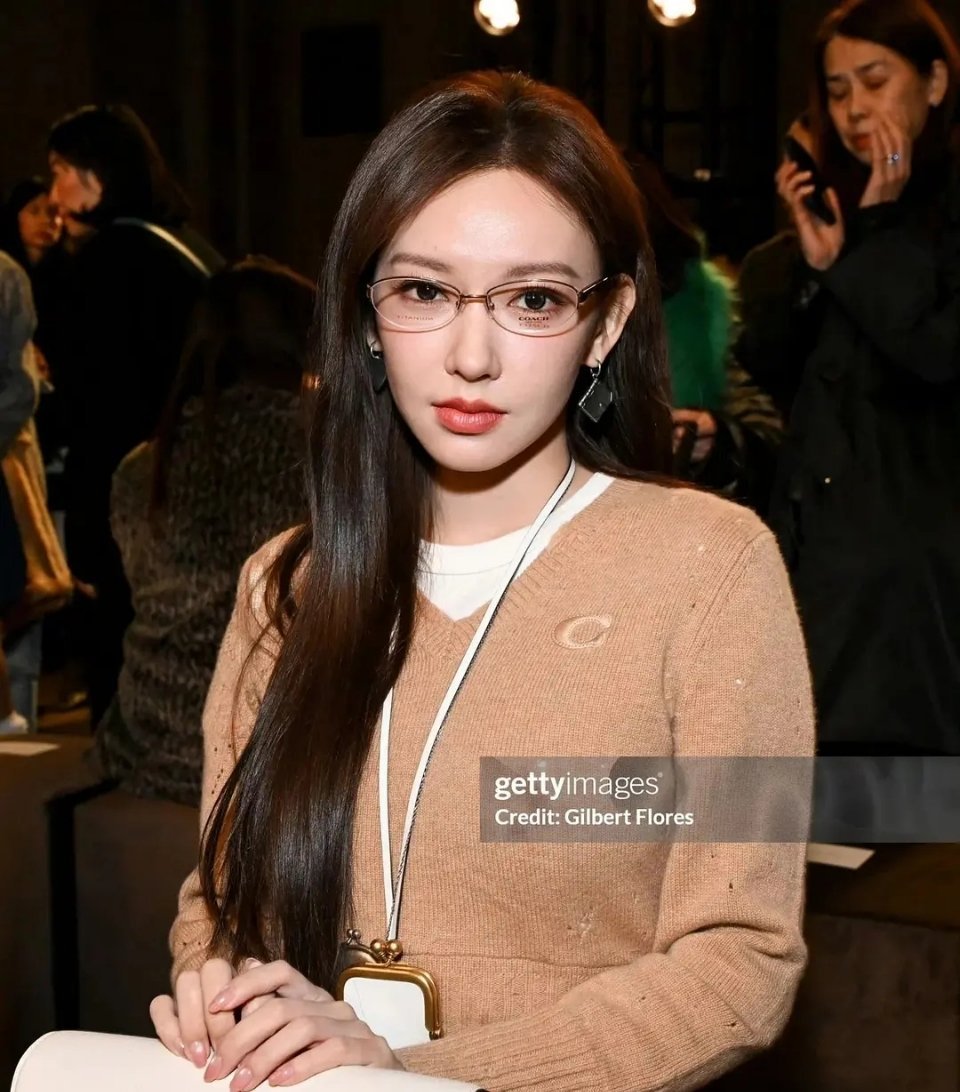 程潇是不是不适合戴眼镜。。。。拍出来效果怪怪的