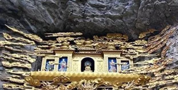 1996年，李金锁在正果寺里清扫佛像的尘土，突然，扫帚将一尊佛像头部的泥皮扫了下