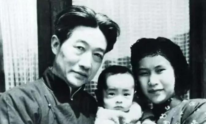 1951年，徐静斐去探望生病的父亲徐悲鸿，看到28岁的继母廖静文正在吃窝头和咸菜