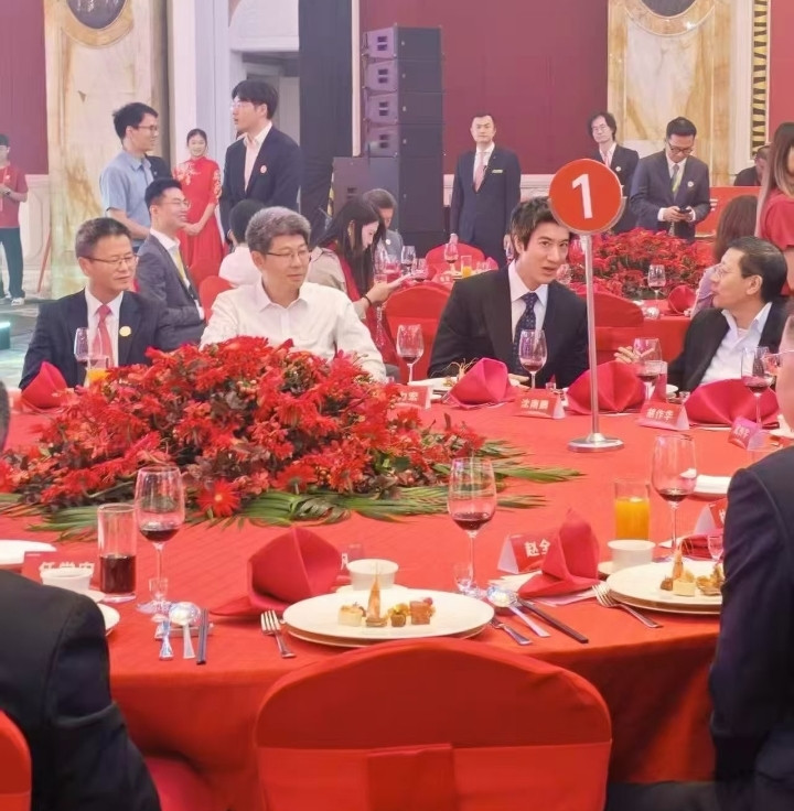 王力宏出现在宇树科技的答谢会，我发现一个有趣的细节，王力宏那一桌，看似一桌长辈，其实说不定都是同龄人