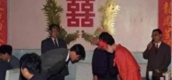 那年，李晶莉才19岁，刚从卫校毕业，分配到市医院当护士。工资不高，日子紧巴巴，但