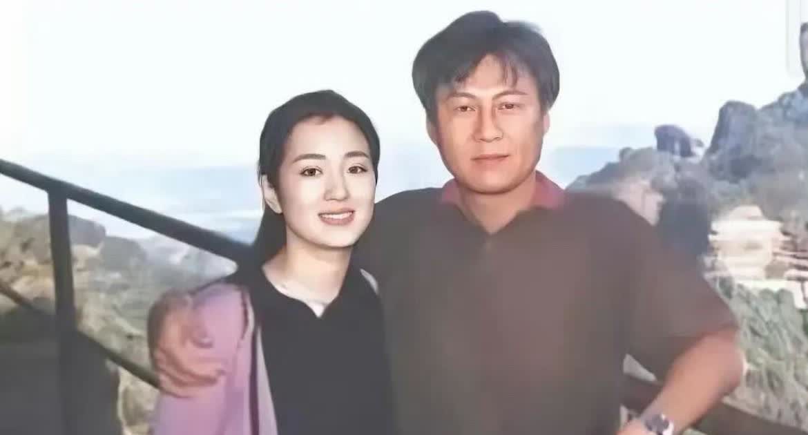 1995年，巩俐和第一任丈夫黄和祥出游时的合影。巩俐嫁他有点冲动，当时张
