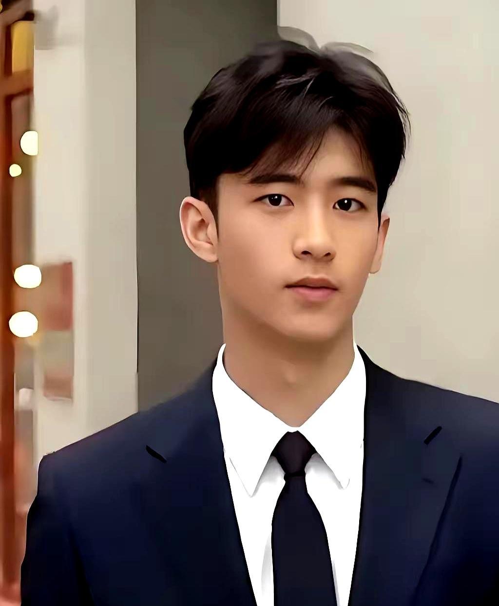 谢霆锋最担心的事发生：儿子成了另一个谢霆锋。18岁的谢振轩，撕掉剑桥学霸的