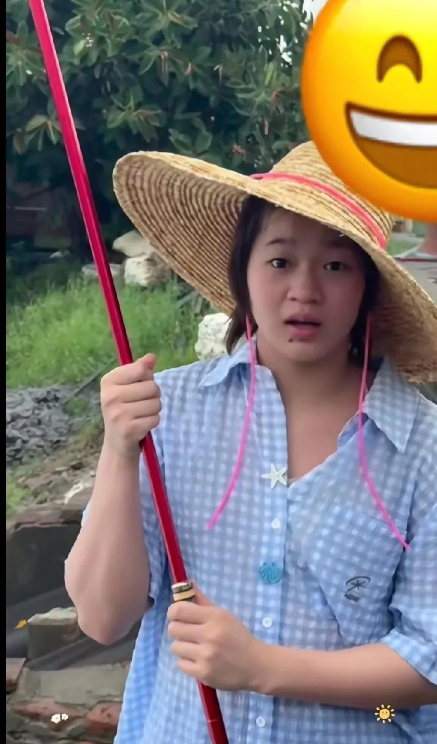 全红婵钓鱼照，破圈的“反差萌”家人们！刷到全红婵钓鱼这张图，谁懂啊！世界冠