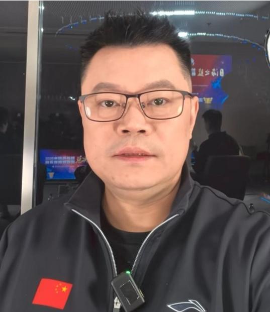 侯英超的解说席没了，原因很简单，他解说太冲，调侃运动员“该抽耳光”，指责对手“太
