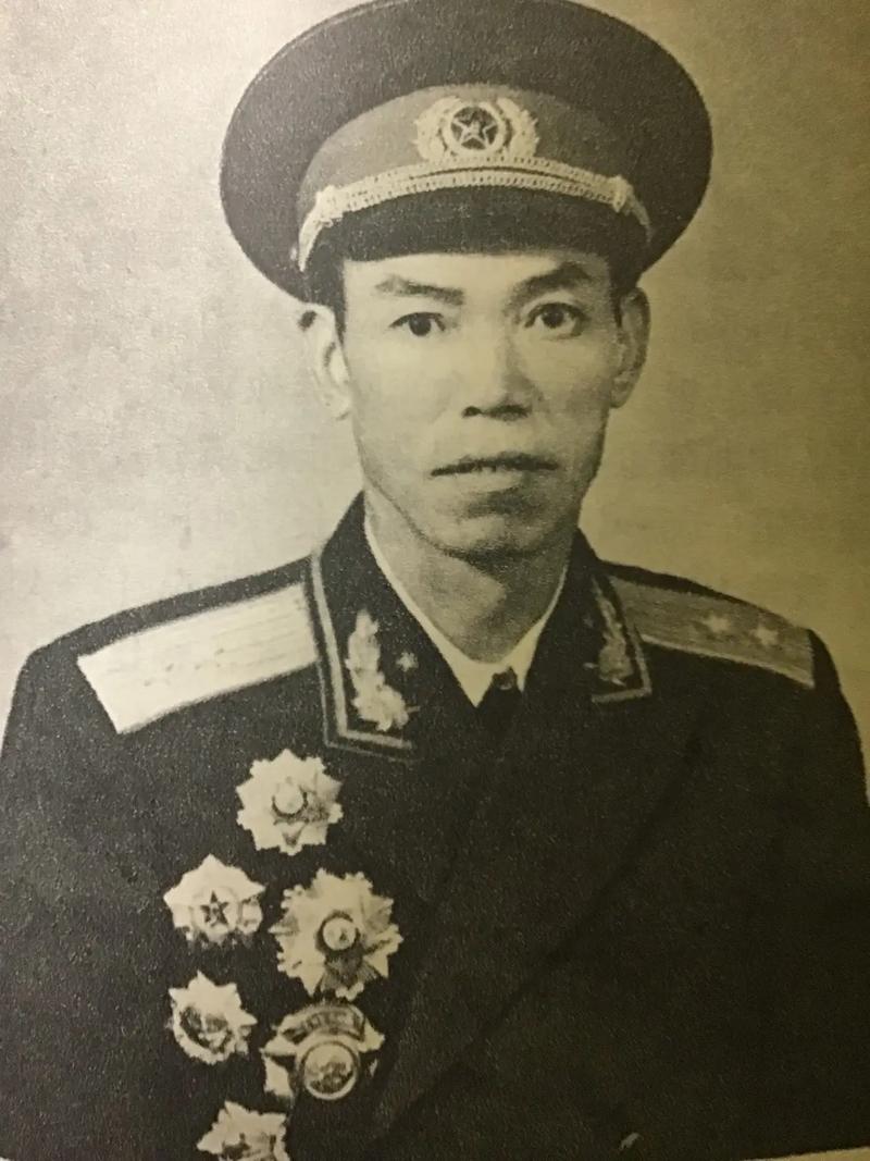 1973年，开国中将梁兴初在太原化工厂劳动改造，一次扫地被工人喊住：“梁师傅，我