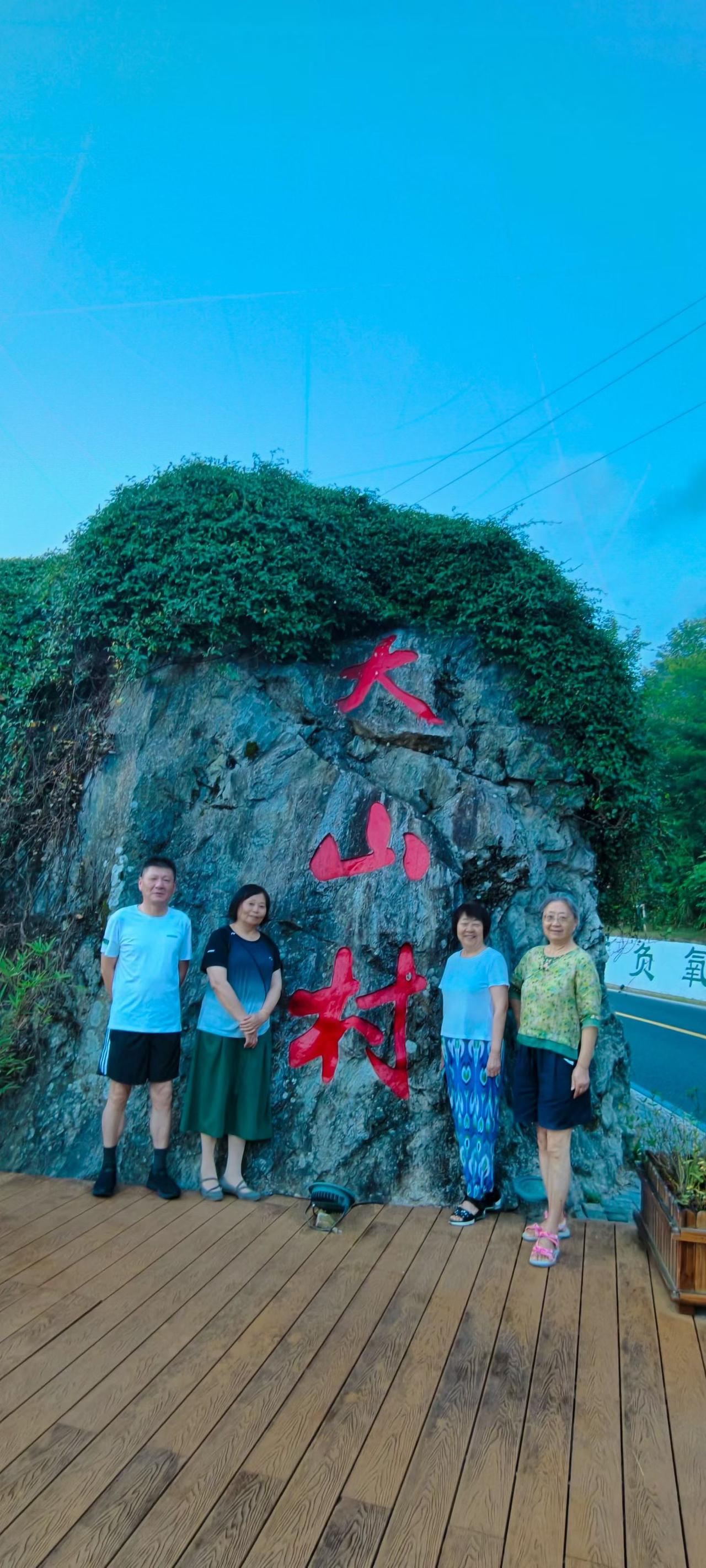你觉得人到晚年最顶级的活法是什么有钱有势不如无病无灾，儿孙满堂不如日子从容。有老