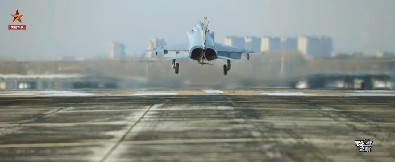 这个角度的国产战斗机，颜值都很高。对于喜欢飞机美图的军迷而言，官方媒体公开的这些