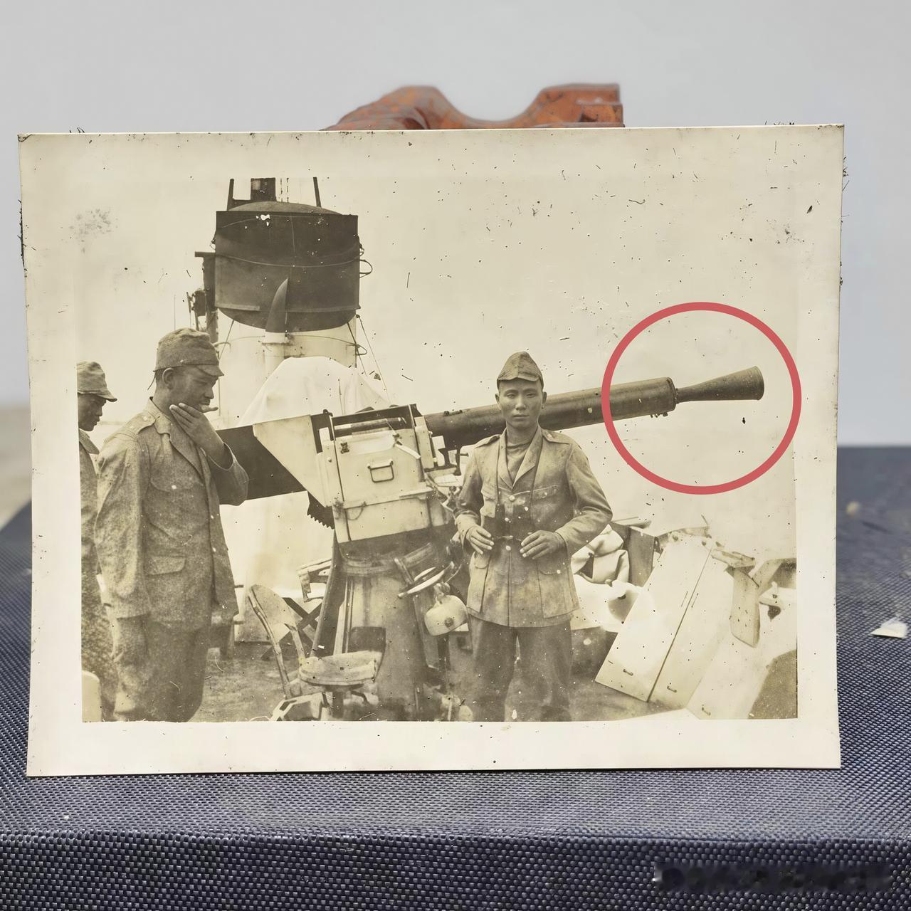 1937年，日军的一搜军舰上出现了一件神奇的武器装备。请看下面的这张照片，日军在