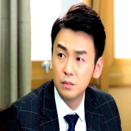 马伊琍刷手机，一眼瞄到雷佳音的证件照，丧眉耷眼，像极下班挤地铁的你我。她秒发给导