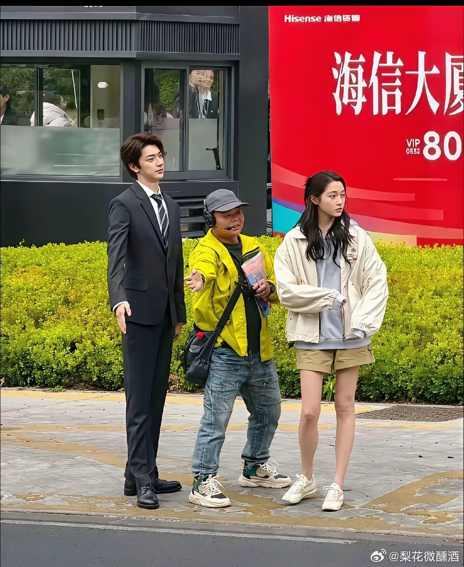 不是，关晓彤现实中也不是很高啊，还是她旁边的男生太高了，才显得她矮