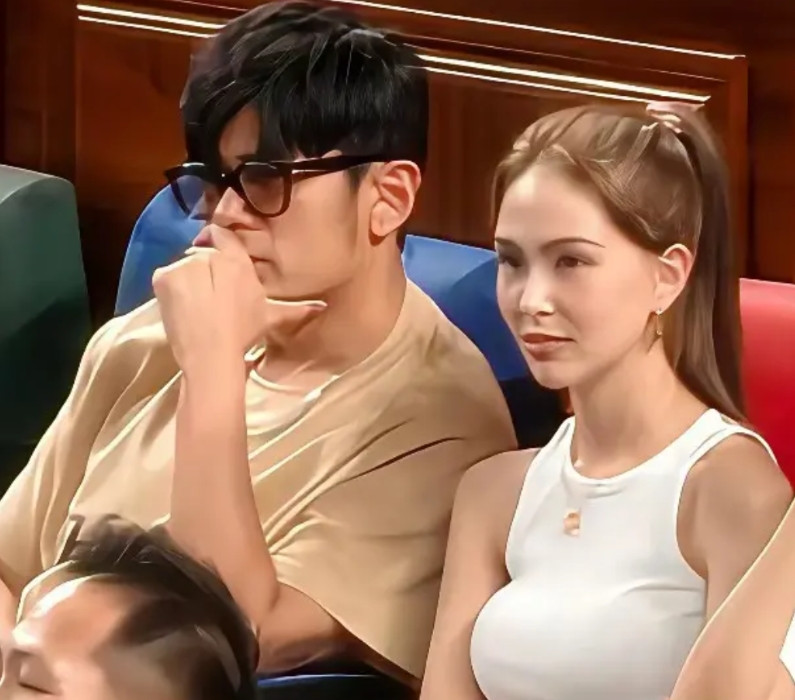 当巨星的老婆不容易啊看看坐在周杰伦旁边的昆凌，这身材比例是严重失调啊！昨晚昆
