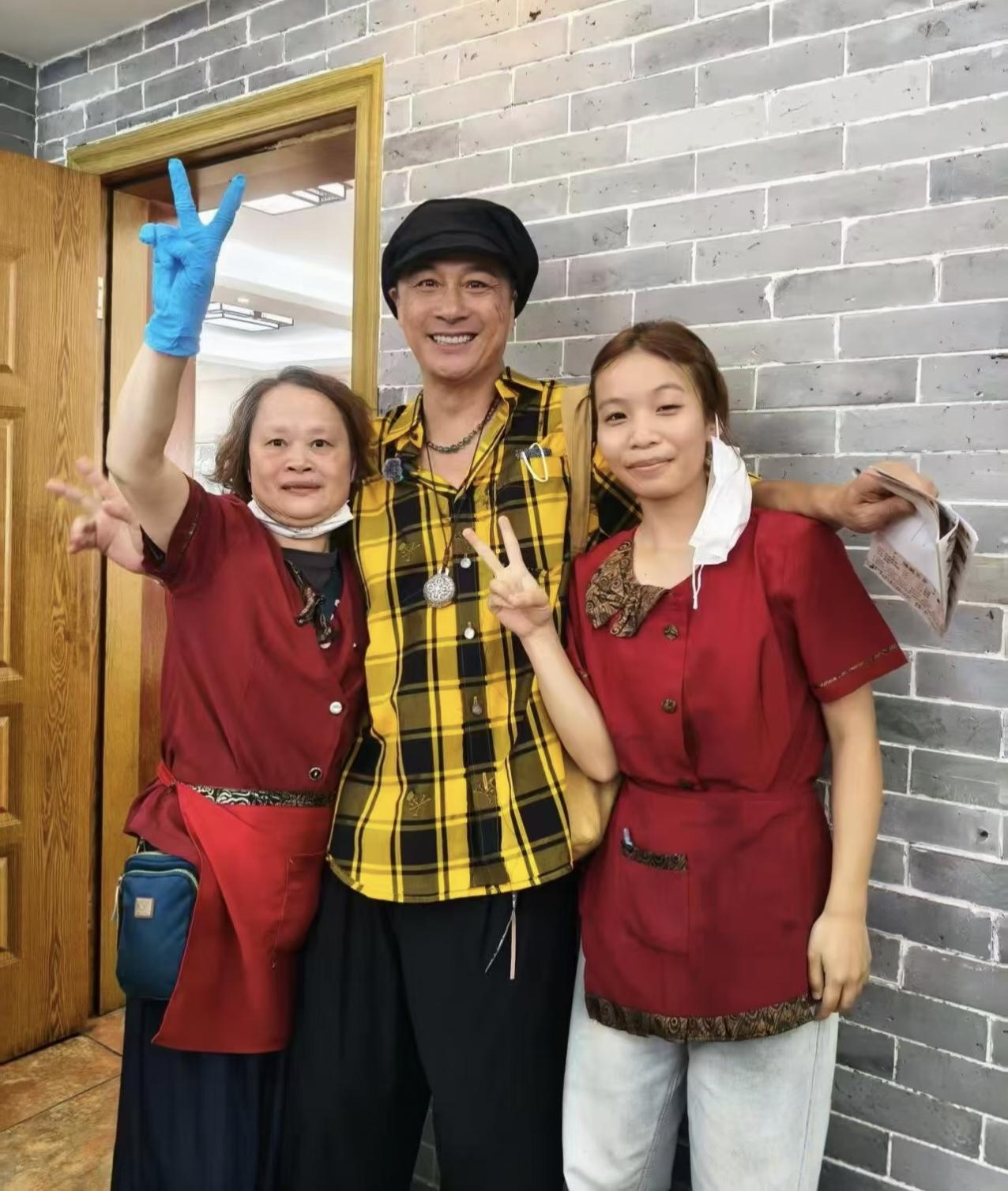 65岁吴镇宇在广州番禺一间餐馆吃肠粉被偶遇，他的穿衣打扮很有个性，像穿了一条裙子